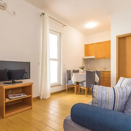 Stunning In With Kitchen Apartment *